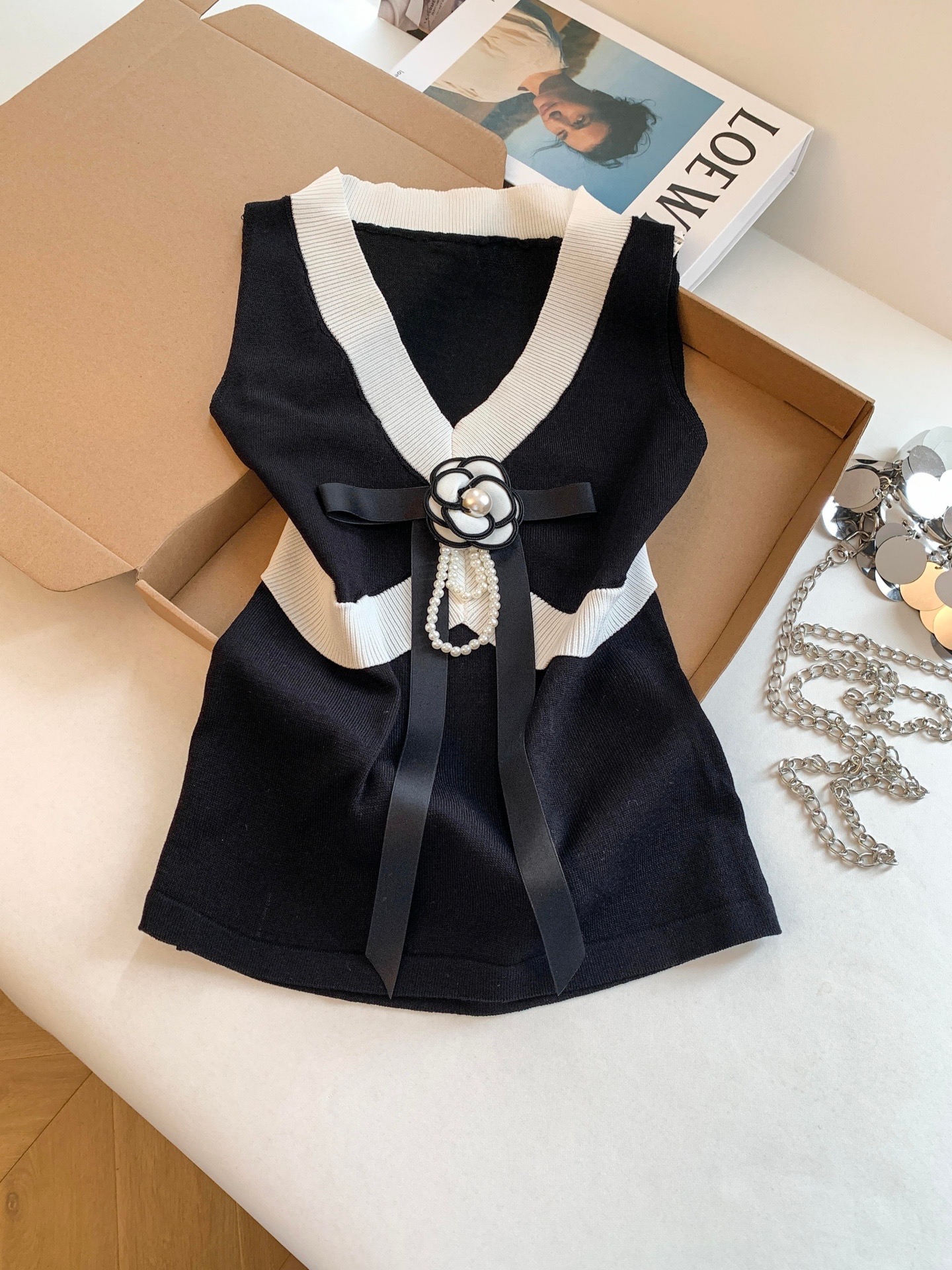 French Color-Block V-Neck Sleeveless Knit Tank Top with 3D Floral Detail Slimming Summer Women's Top - Image 2