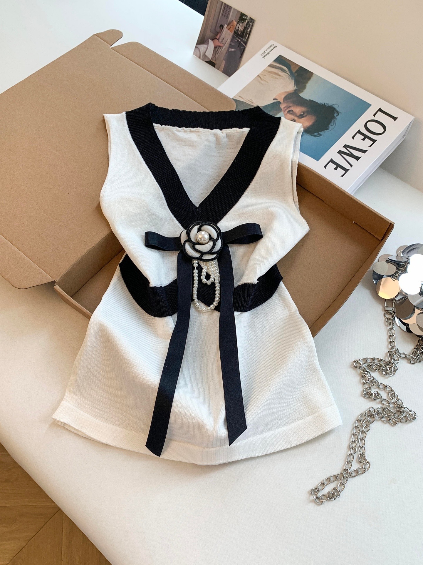 French Color-Block V-Neck Sleeveless Knit Tank Top with 3D Floral Detail Slimming Summer Women's Top - Image 3